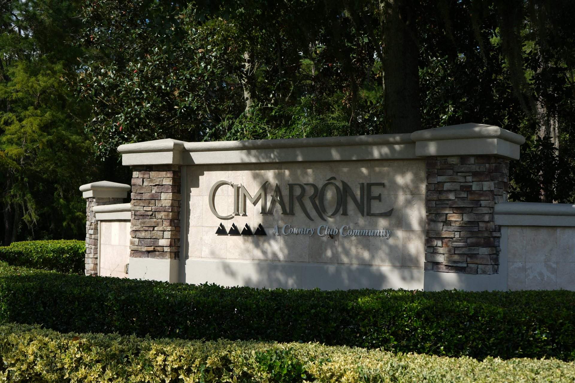 Cimarrone stone entrance monument with hedges