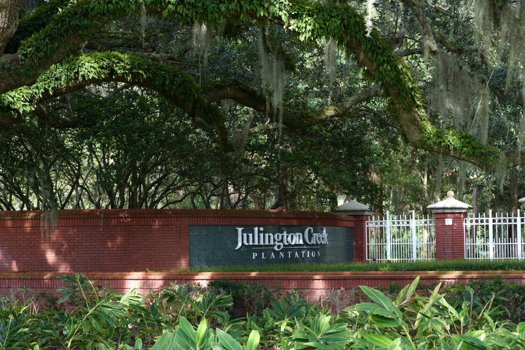 1_julington-creek-plantation-entrance-live-oaks-spanish-moss