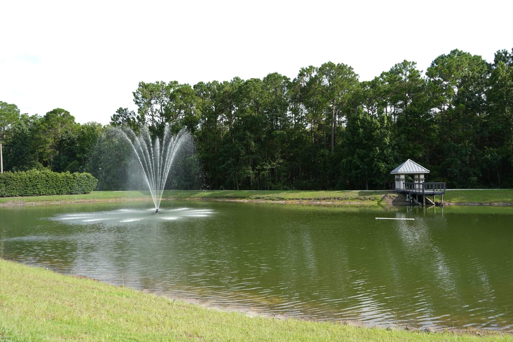 julington-creek-plantation-lake-fountain-gazebo