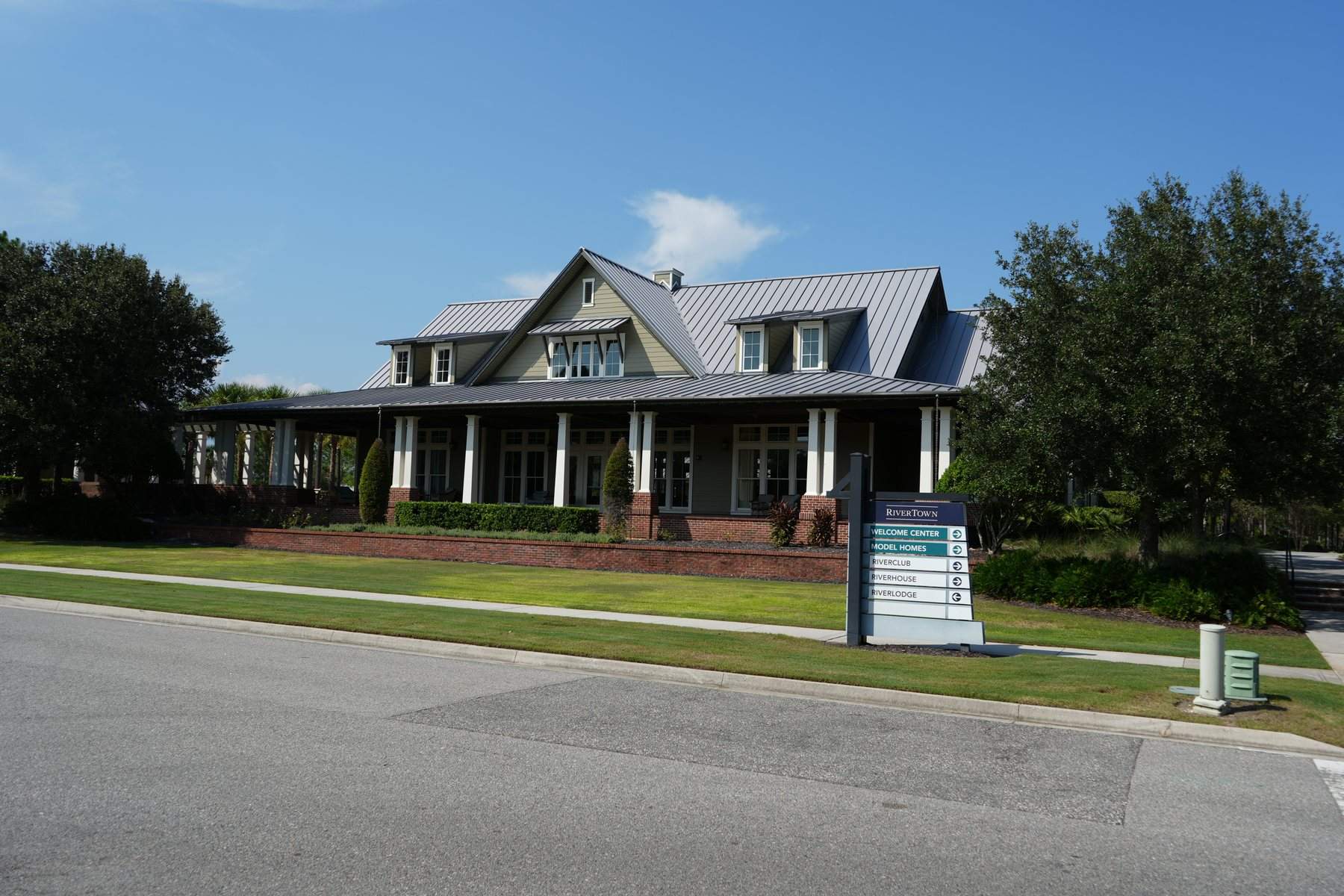 rivertown-clubhouse-welcome-center-front-porch