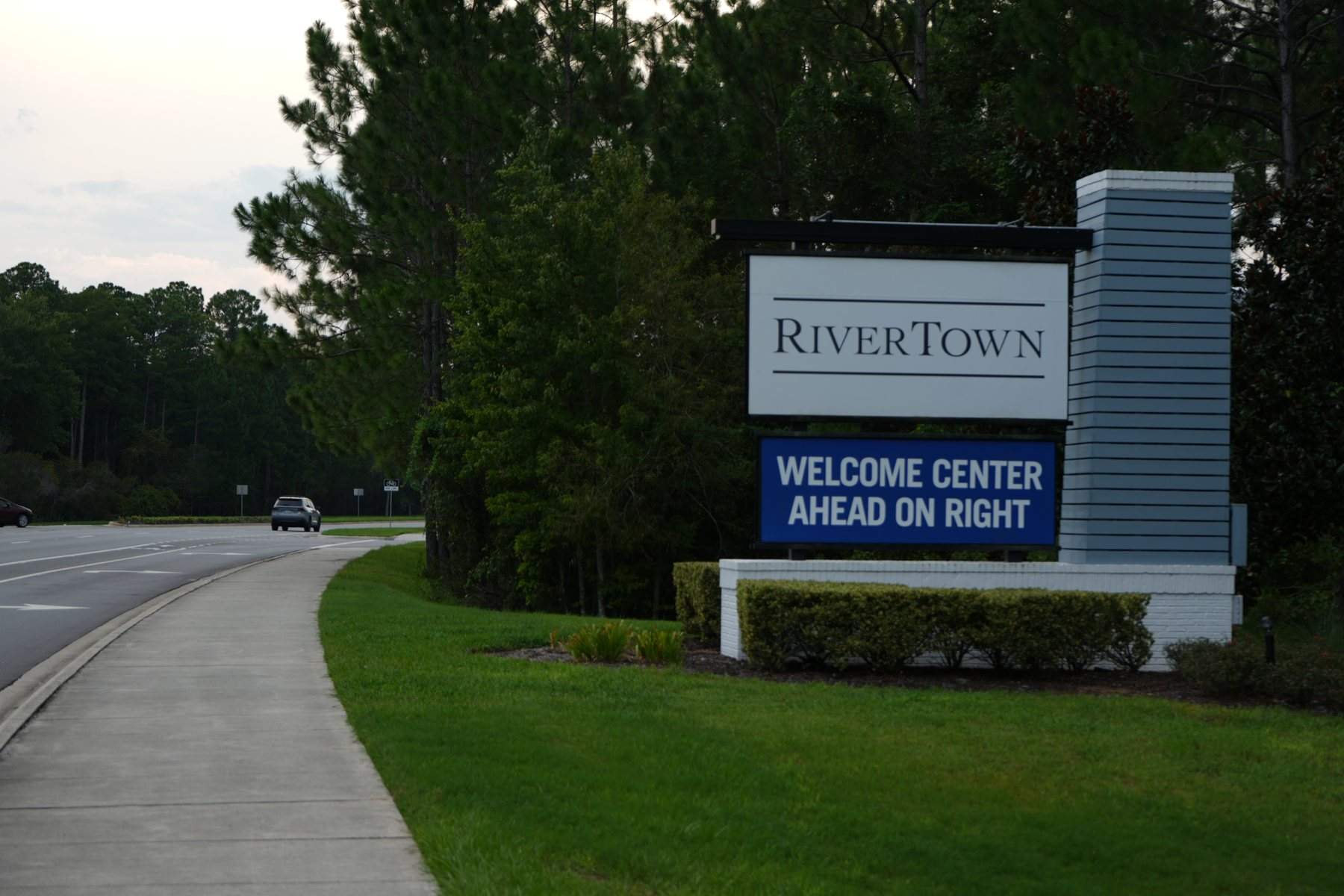 rivertown-welcome-center-road-sign