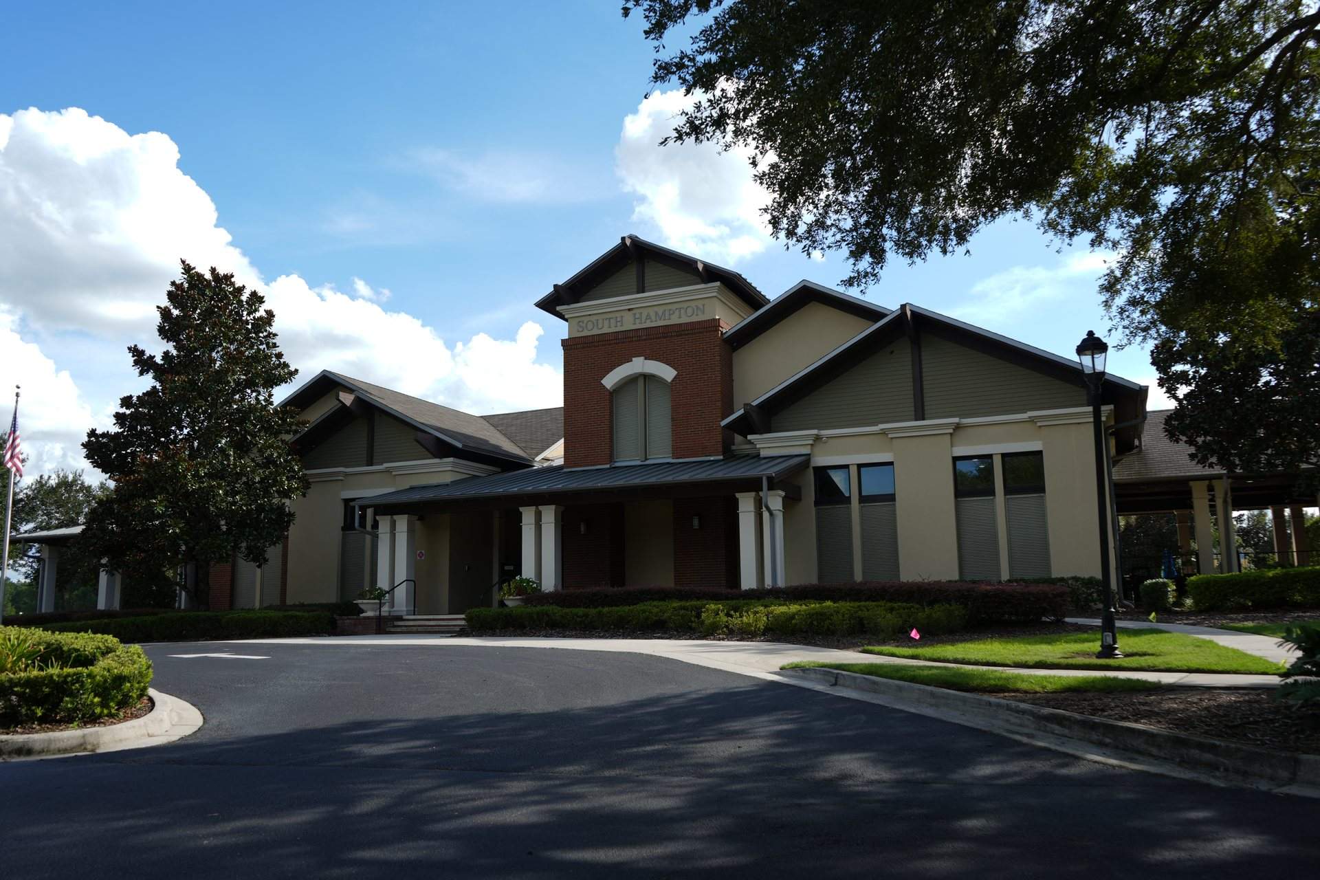 South Hampton golf clubhouse exterior and front drive